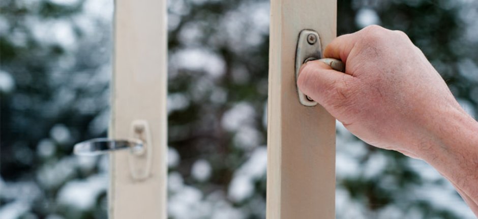 Åpne vinduer om vinteren. Foto.