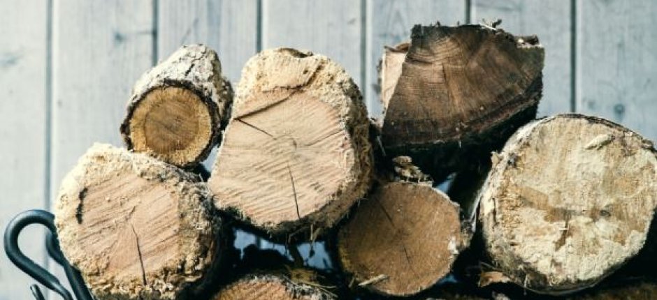 Ved i vedkurv. Foto.