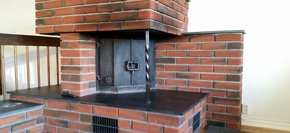 Jøtul peis 17 i stue. Foto.