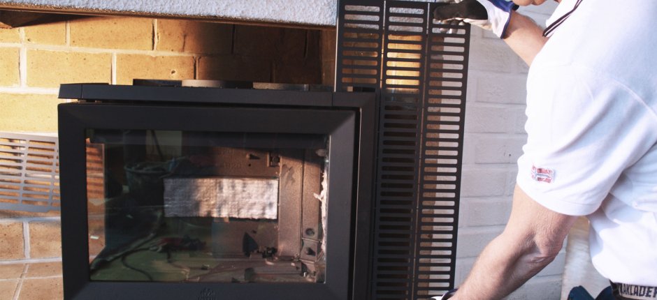 Mann monterer peis. Foto.