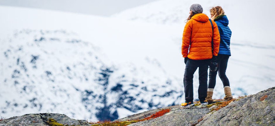 Et par i naturen foran en isbre