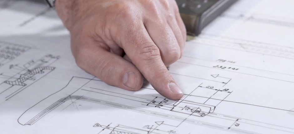 Finger som peker på prosesstening av Jøtul vedovn