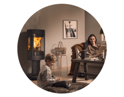 Jøtul F 373 Advance in a living room with a mom and her son.