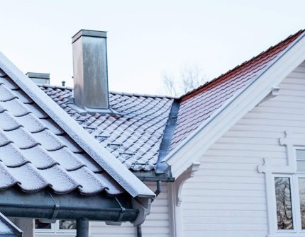 Pipe på toppen av taket i kaldt vær