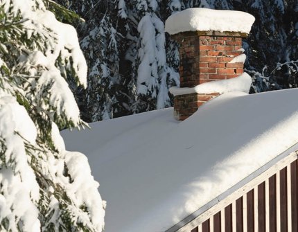 Pipe på hytte på vinteren
