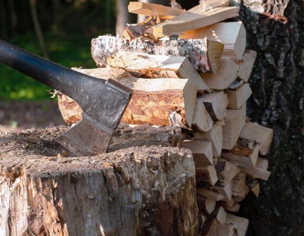 Øks og en stabel med ved