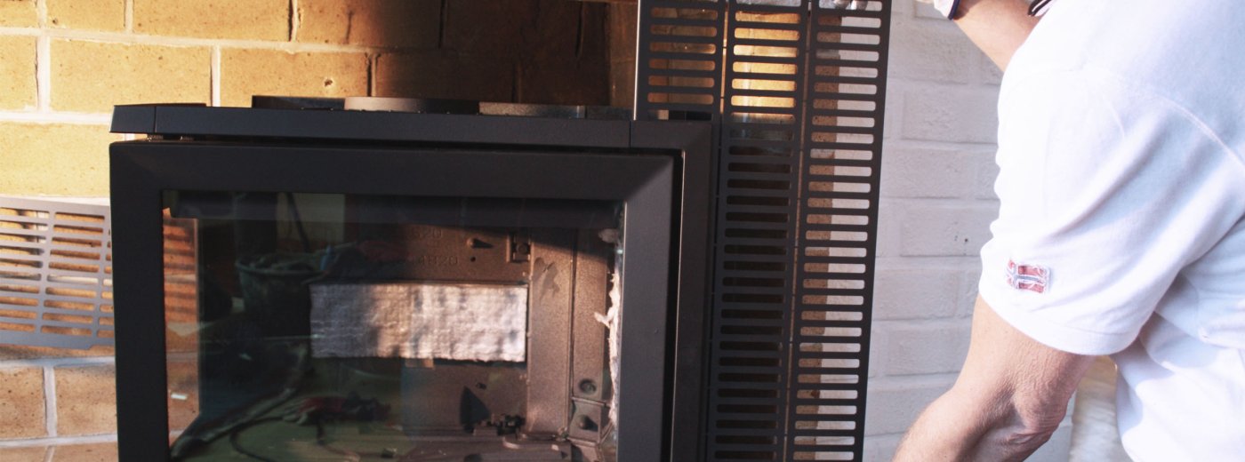 Mann monterer peis. Foto.