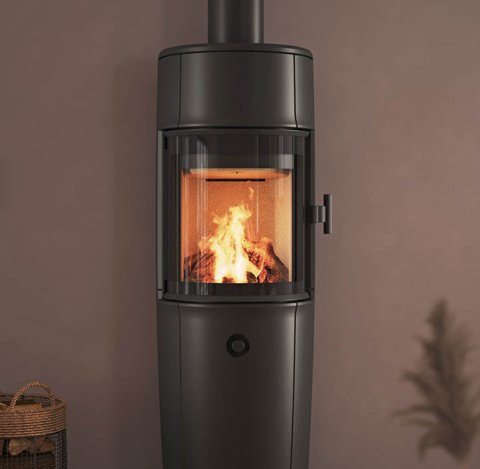 Moderne rom med stor sort Jøtul F 174 vedovn, pudderlilla vegger